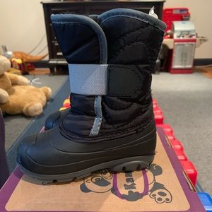 Boys toddler size 8 snow boots.